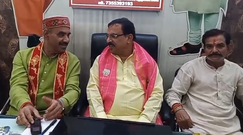 प्रेस वार्ता के दौरान प्रकाश पाल व अन्य प्रेस वार्ता के दौरान प्रकाश पाल व अन्य