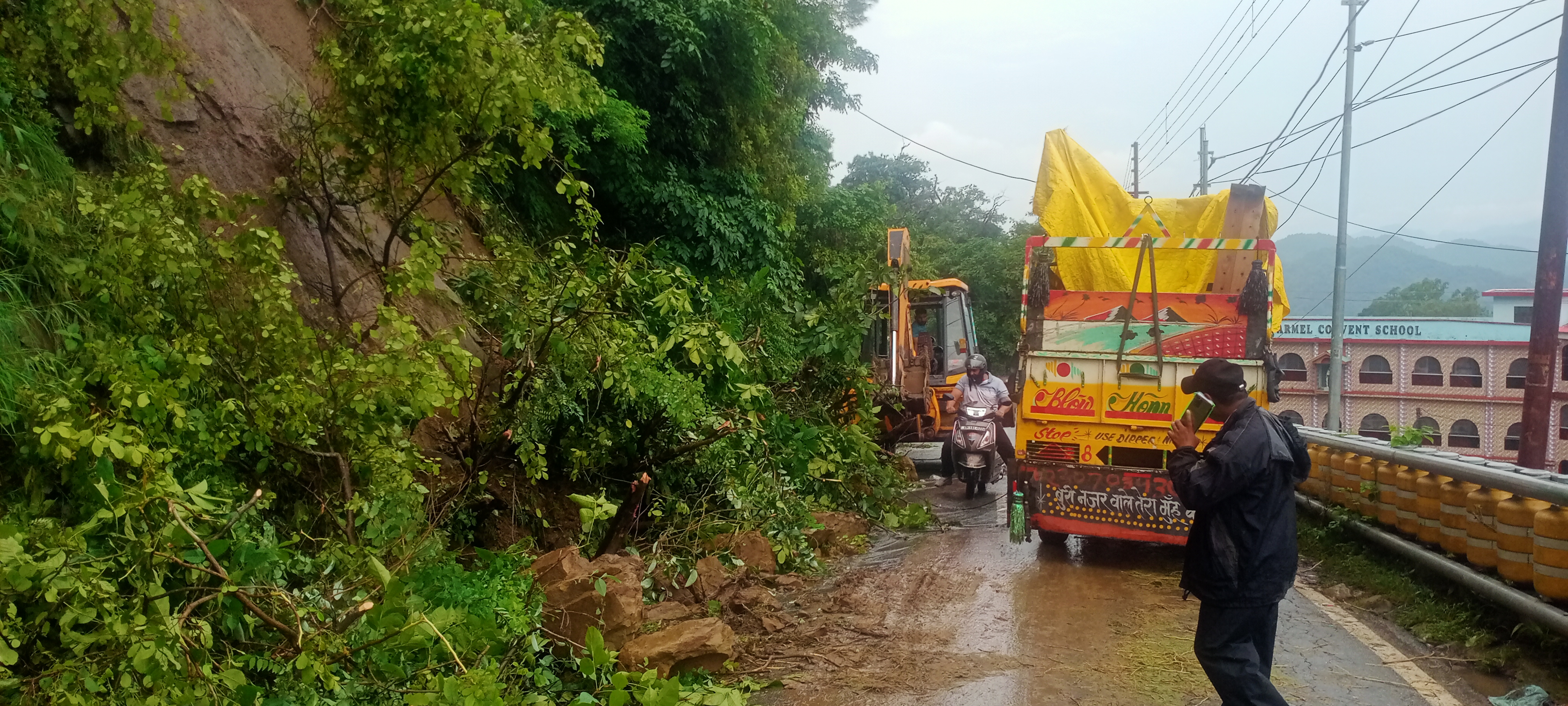 सिरमौर में आधी रात मकान पर गिरी पहाड़ी, सिरमौर में आधी रात मकान पर गिरी पहाड़ी,