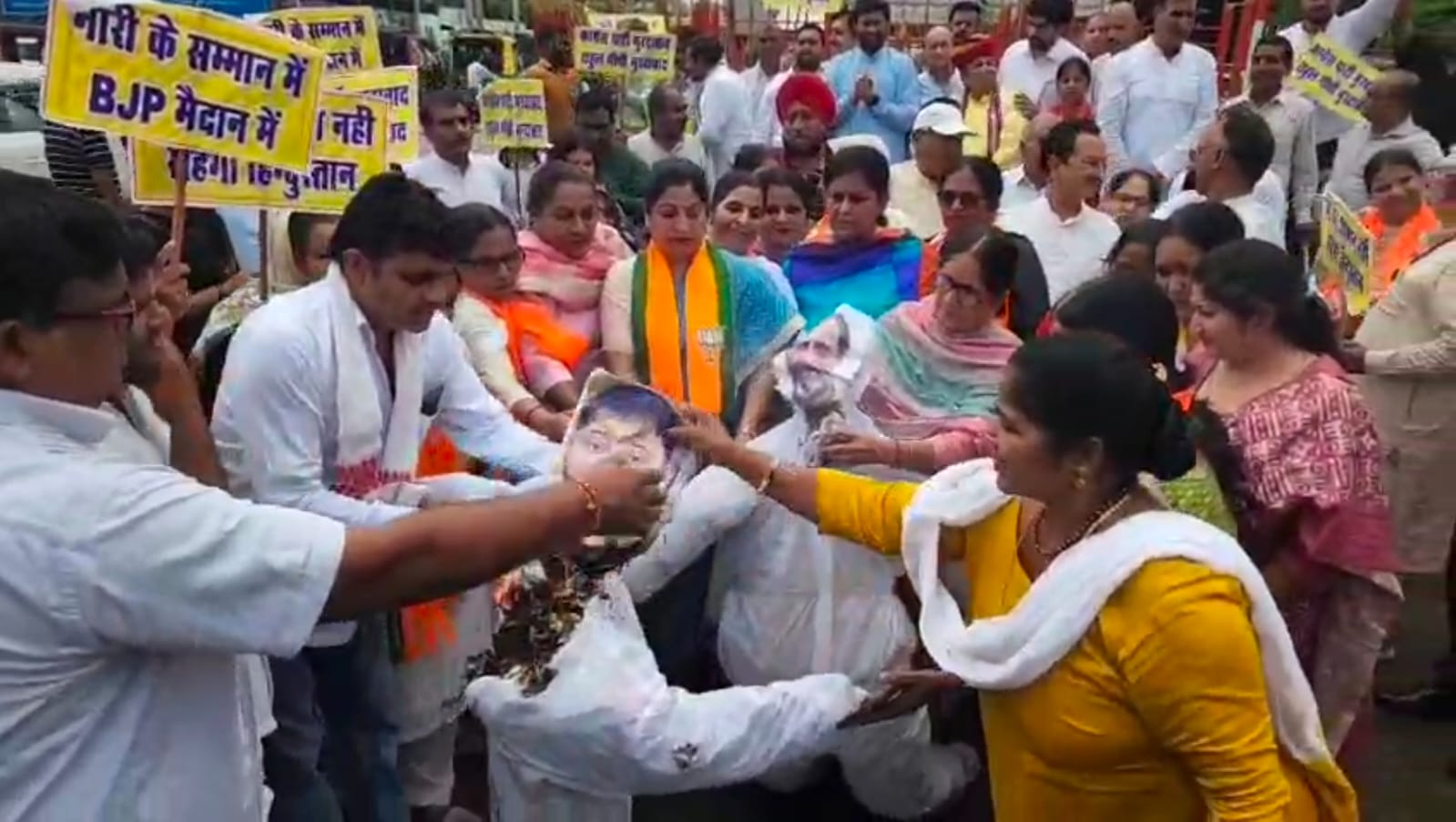 रोहतक में राहुल गांधी का पुतला फूंकते भाजपा महिला कार्यकर्ता