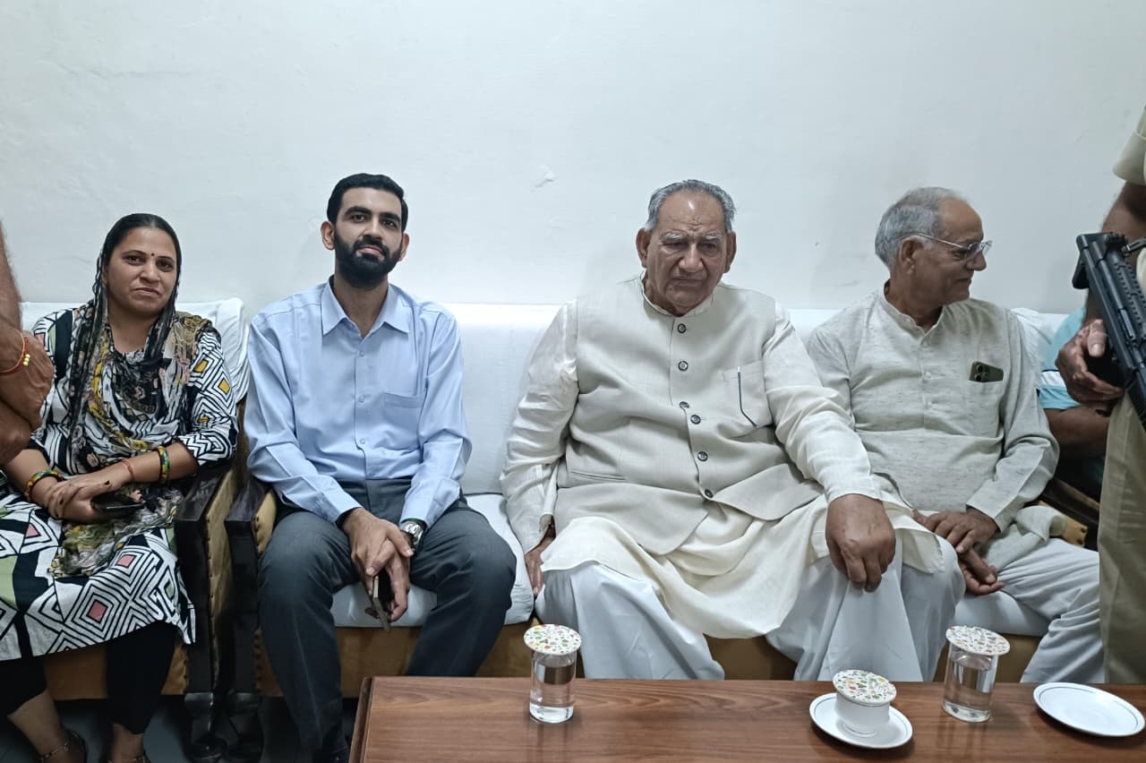 शिकायतें सुनते हुए विधायक रामकुमार गौतम।