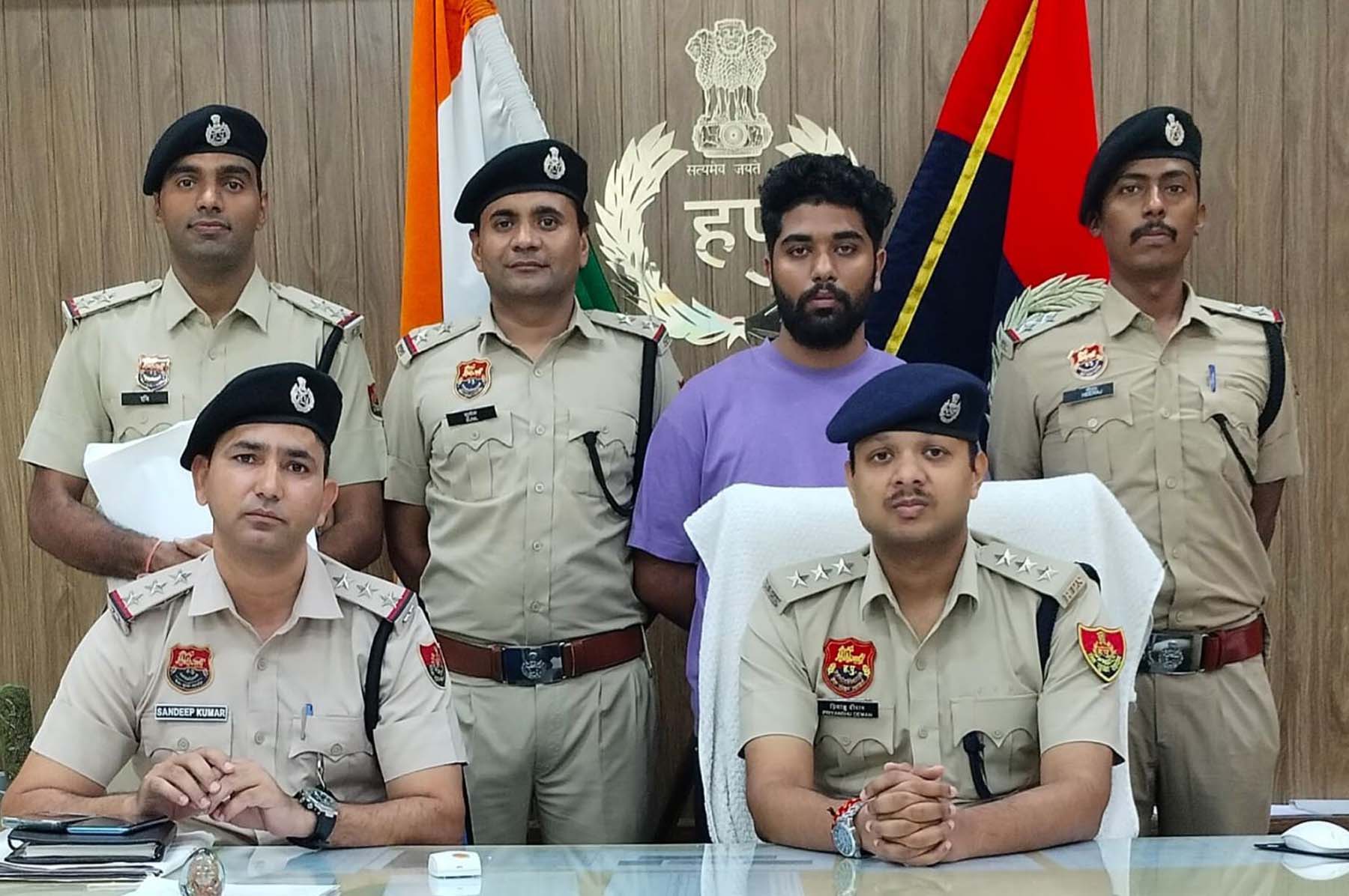 गुरुग्राम पुलिस की गिरफ्त में ठग गिरोह का एक सदस्य। गुरुग्राम पुलिस की गिरफ्त में ठग गिरोह का एक सदस्य।