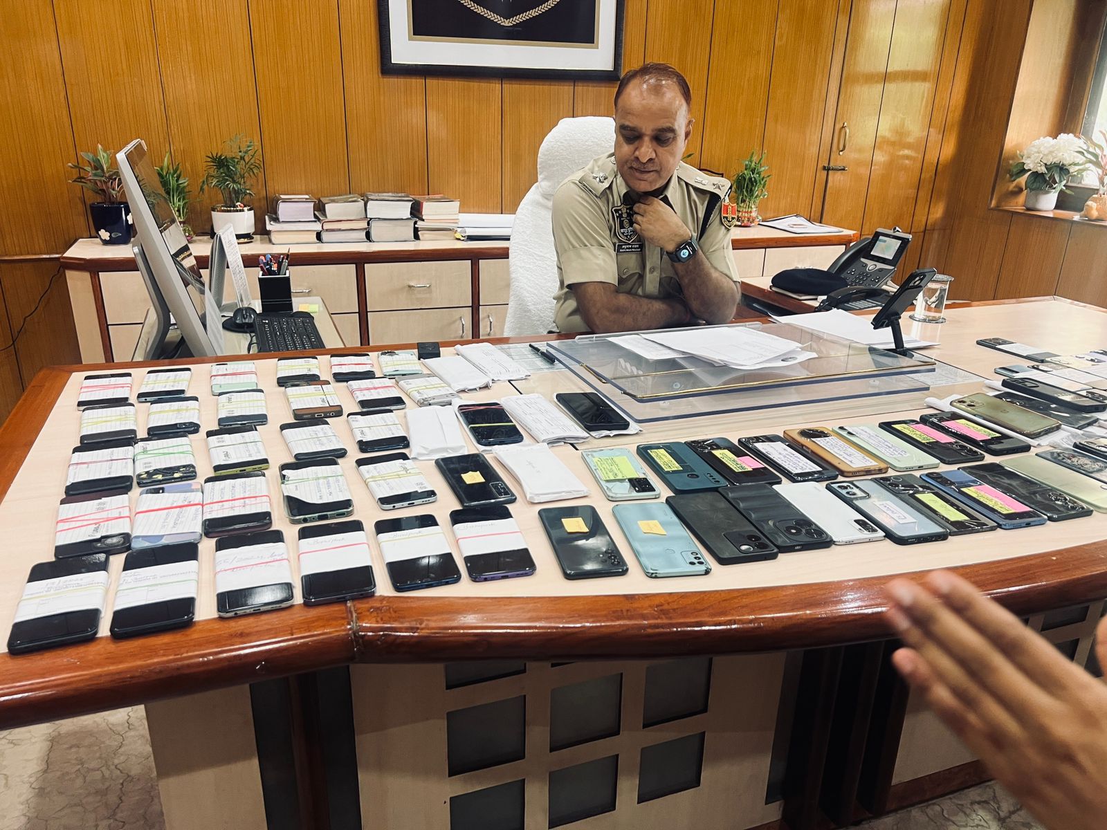 साईबर शिल्ड अभियान: जयपुर पुलिस ने 37.50 लाख रुपए के 150 मोबाइल फोन उनके मालिकों को लौटाए साईबर शिल्ड अभियान: जयपुर पुलिस ने 37.50 लाख रुपए के 150 मोबाइल फोन उनके मालिकों को लौटाए