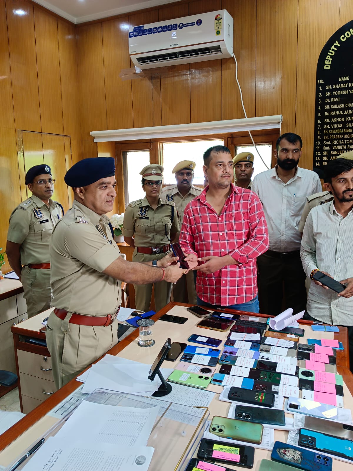 साईबर शिल्ड अभियान: जयपुर पुलिस ने 37.50 लाख रुपए के 150 मोबाइल फोन उनके मालिकों को लौटाए साईबर शिल्ड अभियान: जयपुर पुलिस ने 37.50 लाख रुपए के 150 मोबाइल फोन उनके मालिकों को लौटाए