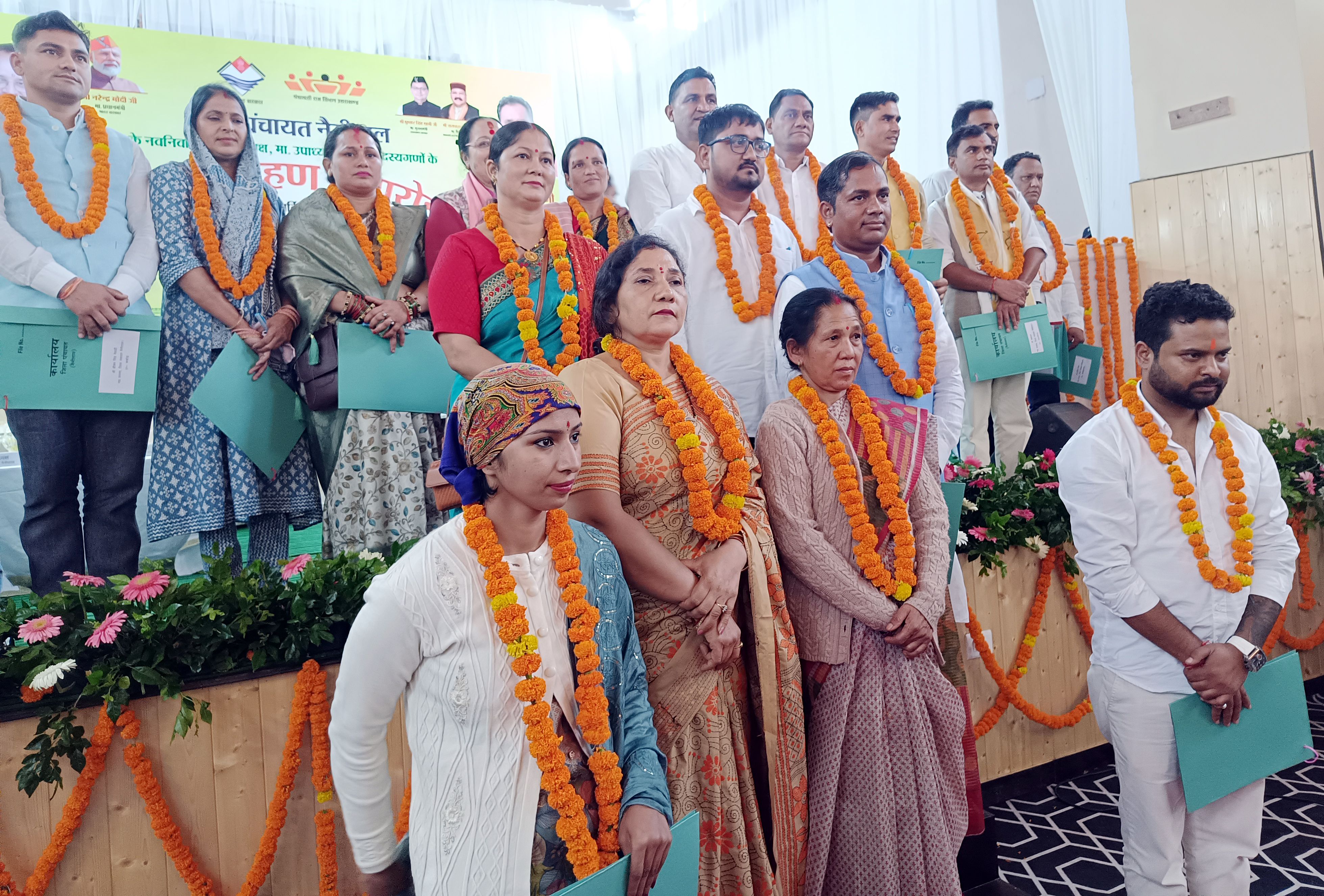 शपथ ग्रहण करते नवनिर्वाचित जिला पंचायत, अध्यक्ष, उपाध्यक्ष व सदस्य शपथ ग्रहण करते नवनिर्वाचित जिला पंचायत, अध्यक्ष, उपाध्यक्ष व सदस्य