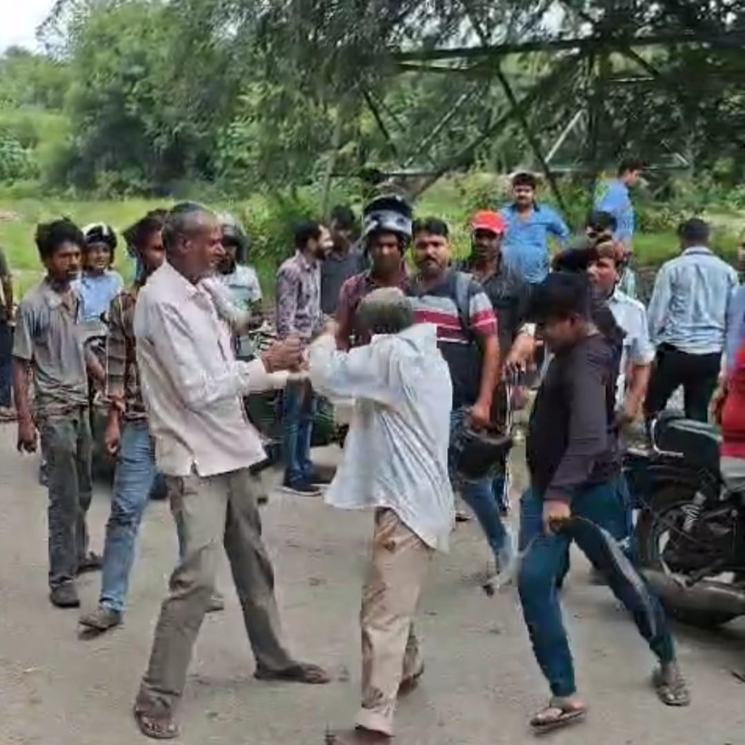 पांच वर्षीय बच्ची के साथ अश्लील हरकत कर रहे अधेड़ को राहगीरों ने जमकर पीटा, गिरफ्तार पांच वर्षीय बच्ची के साथ अश्लील हरकत कर रहे अधेड़ को राहगीरों ने जमकर पीटा, गिरफ्तार