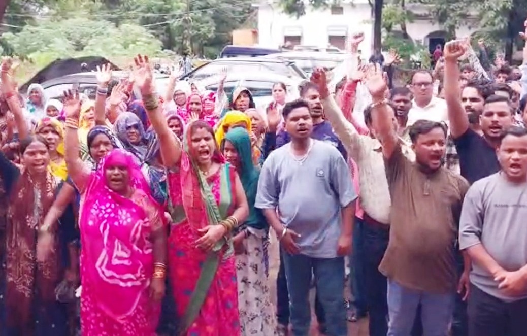 दो पक्षों में हुए पथराव के बाद आज सैकड़ो लोगों ने घेरा एसपी कार्यालय दो पक्षों में हुए पथराव के बाद आज सैकड़ो लोगों ने घेरा एसपी कार्यालय