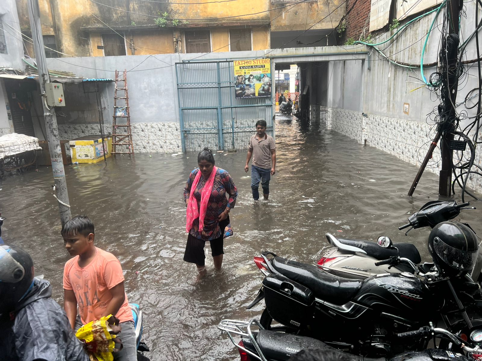 मुरादाबाद के सदर कोतवाली से सुपर बाजार में भरा बारिश का पानी। मुरादाबाद के सदर कोतवाली से सुपर बाजार में भरा बारिश का पानी।