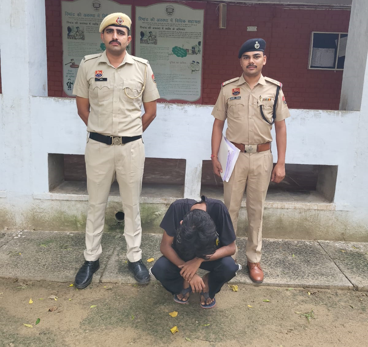 पकड़ा गया ठग। पकड़ा गया ठग।