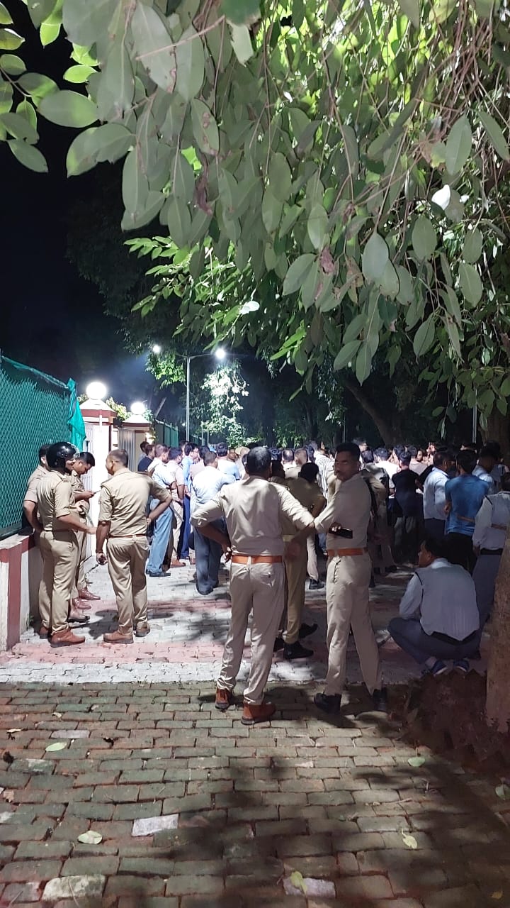 निदेशक कार्यालय के बाहर जुटे छात्र निदेशक कार्यालय के बाहर जुटे छात्र