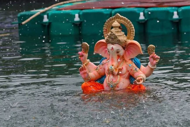 फाईल फोटो: विसर्जन स्थल पर विसर्जित की गई गणेश की प्रतिमा