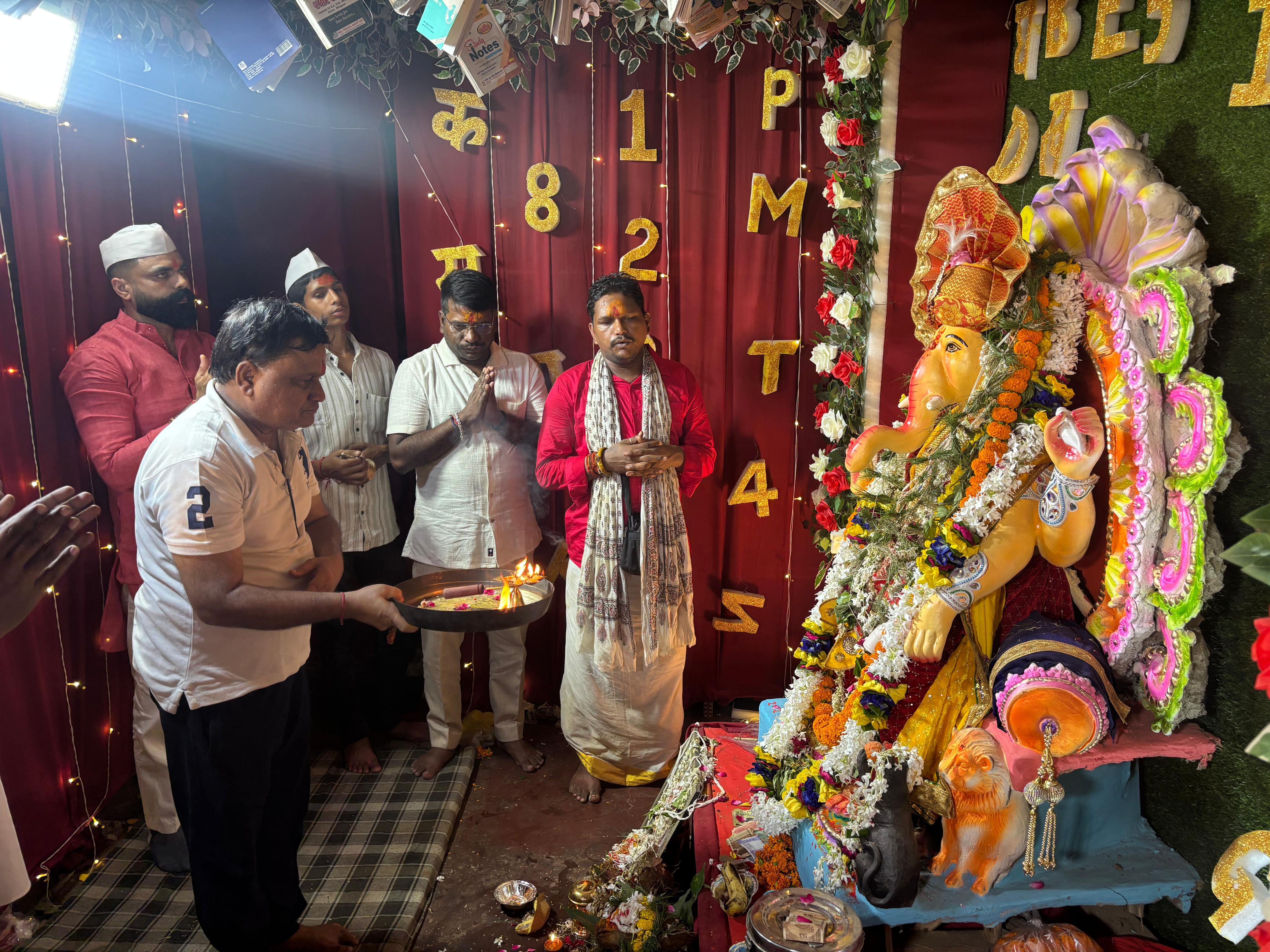 गणेशजी को भोग अर्पित करते महंत योगेन्द्र नाथ तिवारी व अन्य।
