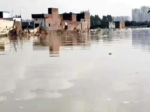 गांव बसंतपुर में यमुना के पानी में डूबे मकान गांव बसंतपुर में यमुना के पानी में डूबे मकान