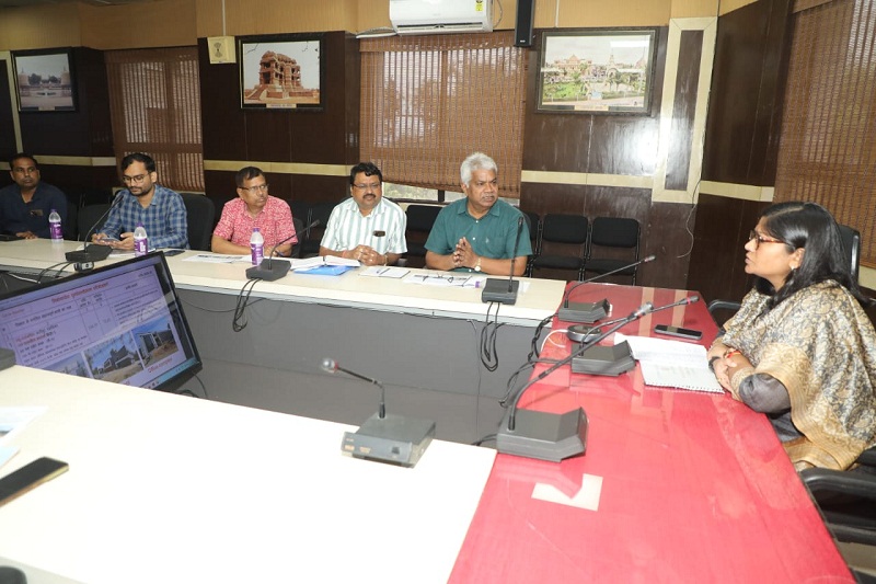 कलेक्टर ने की हाउसिंग बोर्ड की आवासीय योजनाओं की समीक्षा कलेक्टर ने की हाउसिंग बोर्ड की आवासीय योजनाओं की समीक्षा