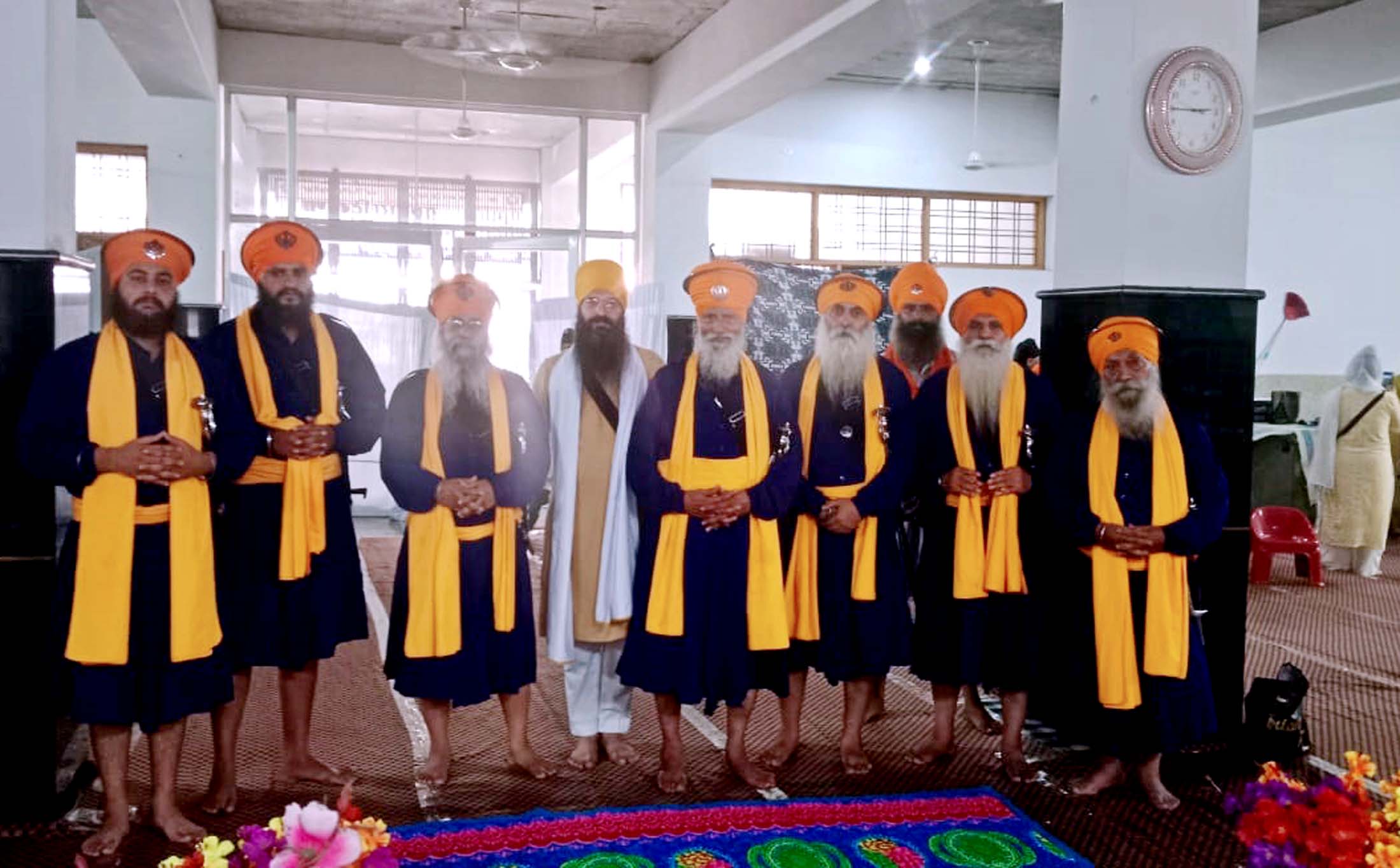गुरुद्वारा टिकाना बाबा बंदा सिंह बहादुर में अमृत पान छकाते हुए पंज प्यारे।