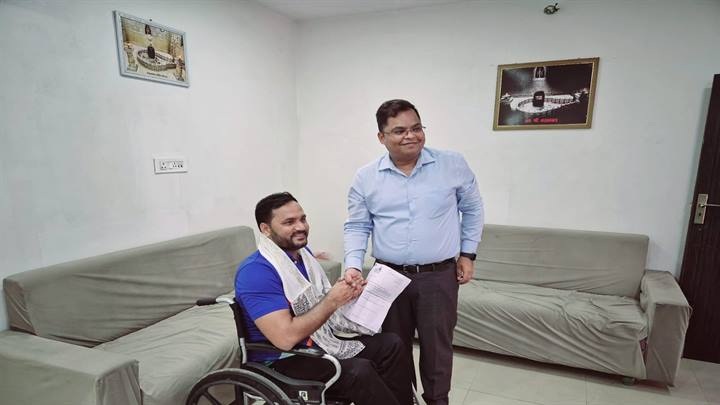 इंदौरः नगर निगम आयुक्त से पद्मश्री सत्येन्द्र सिंह लोहिया ने की सौजन्य भेंट