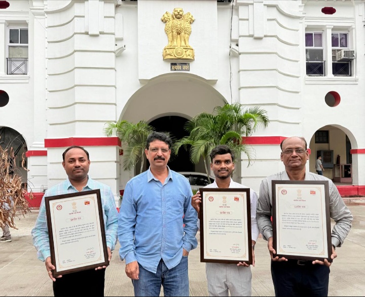 पीएमजी कर्नल विनोद पुरस्कृत डाक कर्मियो के साथ पीएमजी कर्नल विनोद पुरस्कृत डाक कर्मियो के साथ
