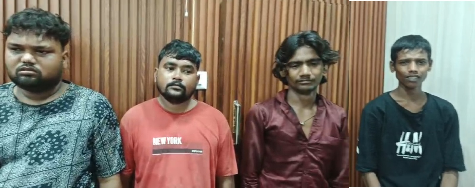 पुलिस की गिरफ्त में हत्यारोपित पुलिस की गिरफ्त में हत्यारोपित