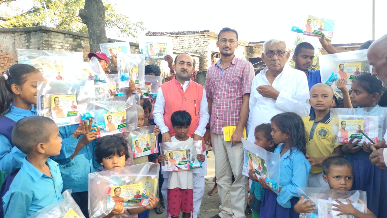 पाठ्य सम्रागी पाकर हर्ष व्यक्त करते बच्चे