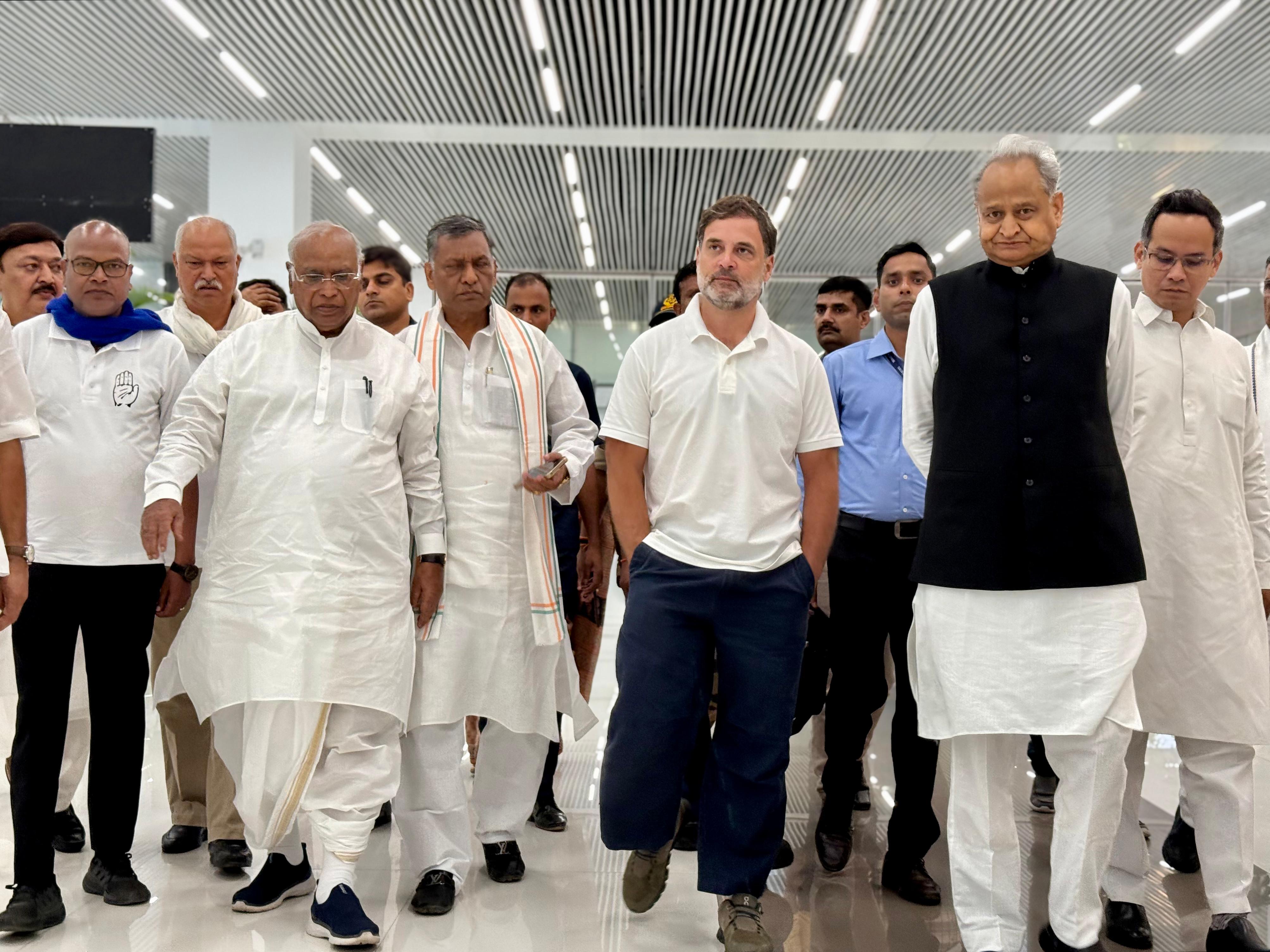 राहुल गांधी पटना एयरपोर्ट पर उतरने के बाद कांग्रेस अध्यक्ष सहित पार्टी के नेताओं के साथ राहुल गांधी पटना एयरपोर्ट पर उतरने के बाद कांग्रेस अध्यक्ष सहित पार्टी के नेताओं के साथ