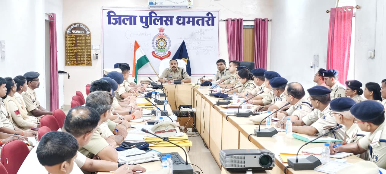 पुलिस नियंत्रण कक्ष धमतरी में उपस्थित जिले के अधिकारी कर्मचारी। पुलिस नियंत्रण कक्ष धमतरी में उपस्थित जिले के अधिकारी कर्मचारी।
