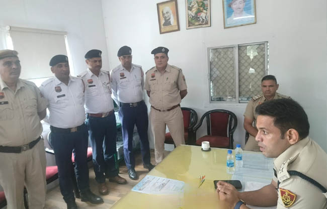सोनीपत: सहायक पुलिस आयुक्त ट्रैफिक अमित धनखड़ निर्देश देते हुए