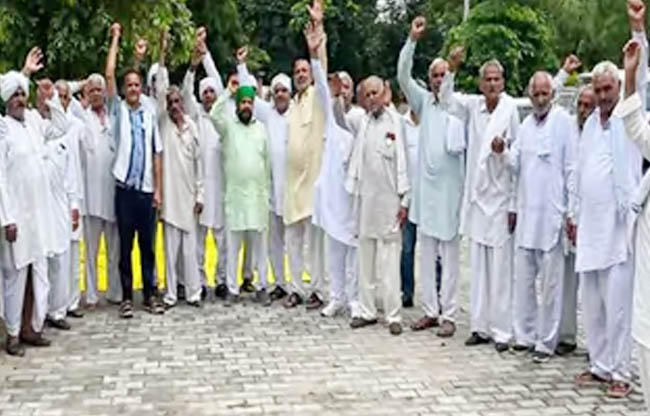 सोनीपत: भारतीय किसान यूनियन एकता सिद्धूपुर के किसान पंजाब की मदद का संकल्प लेते हुए सोनीपत: भारतीय किसान यूनियन एकता सिद्धूपुर के किसान पंजाब की मदद का संकल्प लेते हुए