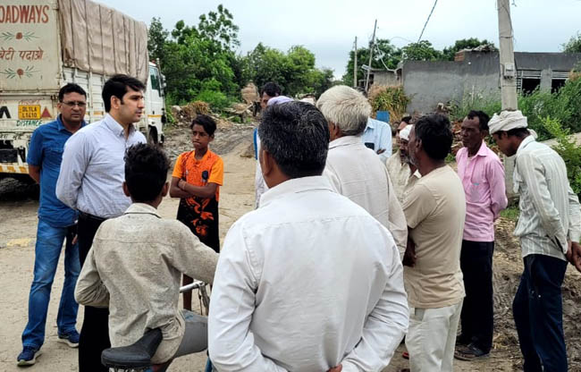 सोनीपत: बाढ संभावित क्षेत्र में अधिकारी ग्रामीणों से बात करते हुए