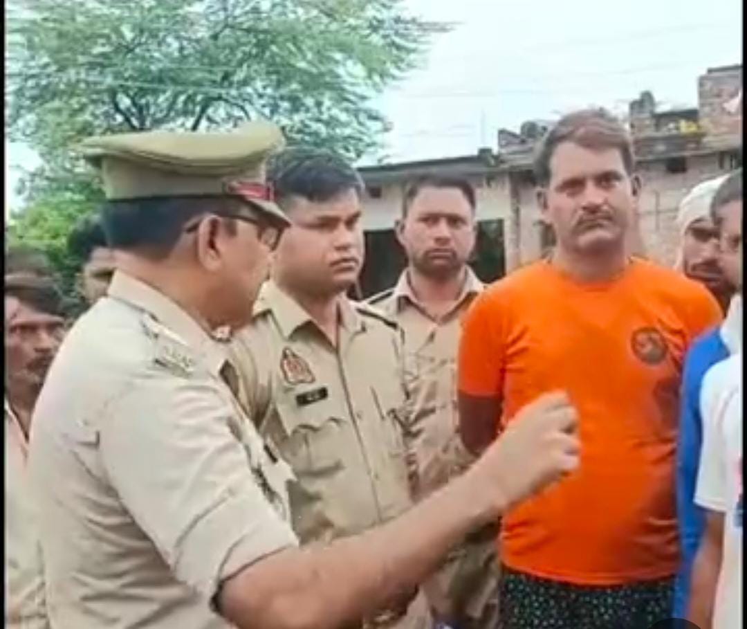 फोटो - परिवाजनों को समझते पुलिस फोटो - परिवाजनों को समझते पुलिस