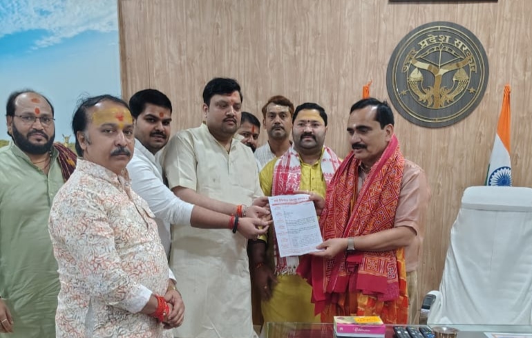 मंडलायुक्त बालकृष्ण त्रिपाठी से मिलते पंडा समाज के प्रतिनिधि। मंडलायुक्त बालकृष्ण त्रिपाठी से मिलते पंडा समाज के प्रतिनिधि।