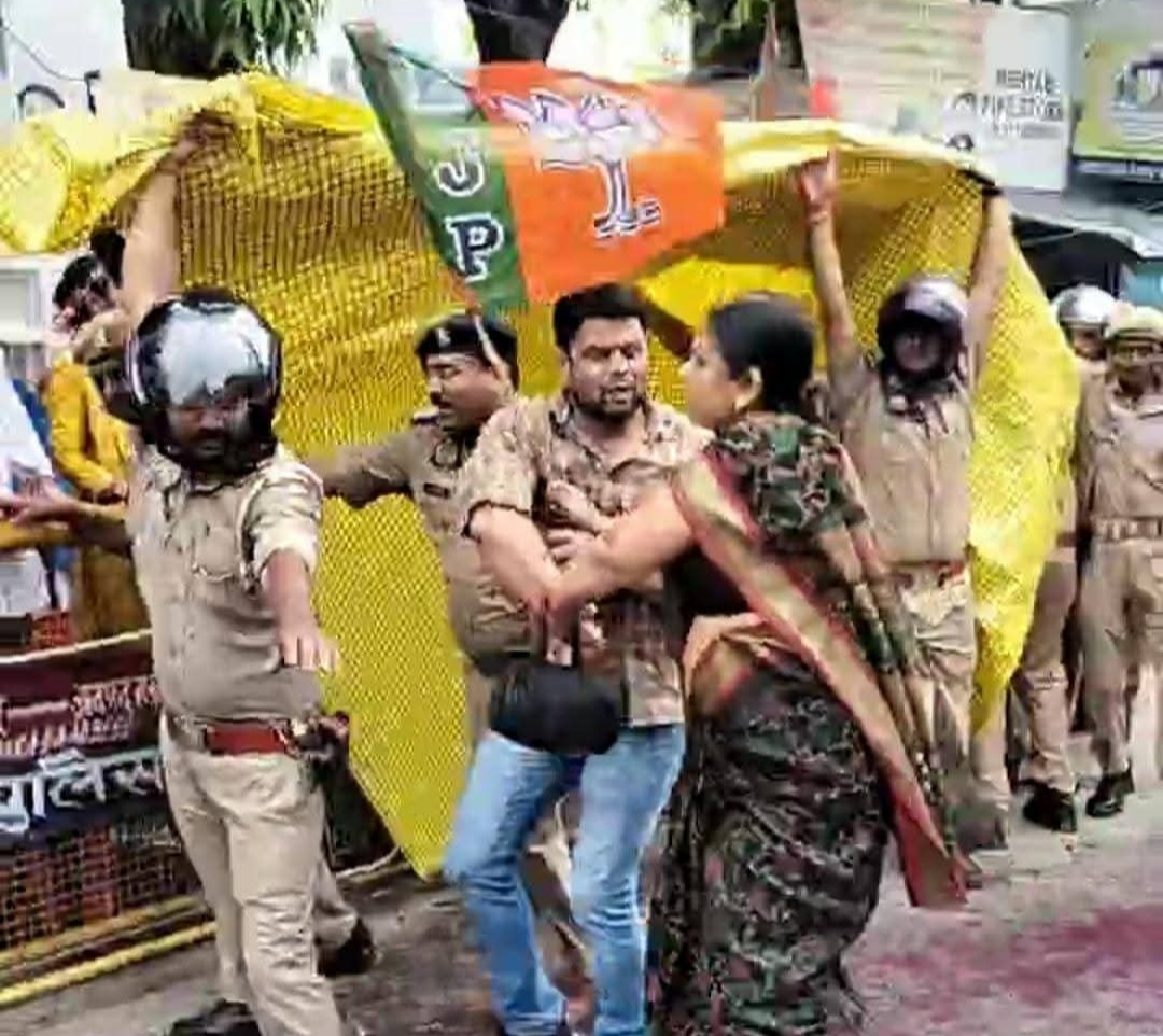 प्रधानमंत्री नरेन्द्र मोदी की माताजी को कांग्रेस मंच से अभद्र आपत्तिजनक अपशब्द कहने के विरोध में प्रदर्शन