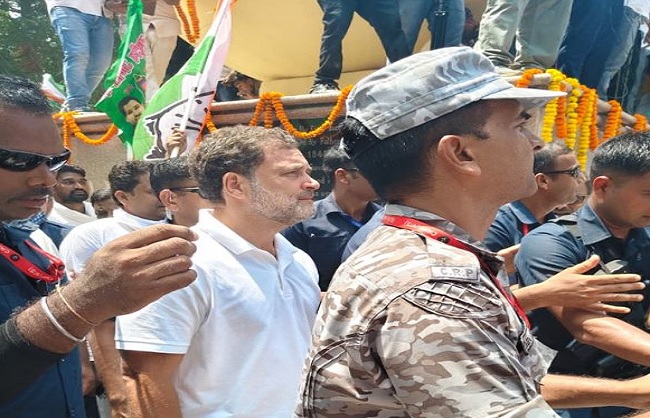 राहुल गांधी पैदल मार्च करते हुए राहुल गांधी पैदल मार्च करते हुए