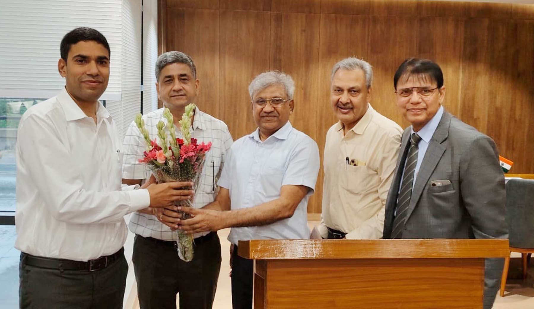 गुरुग्राम नगर निगम आयुक्त को सेक्टर-37 औद्योगिक क्षेत्र की समस्याओं को लेकर मुलाकात करते पीएफटीआई के पदाधिकारी।