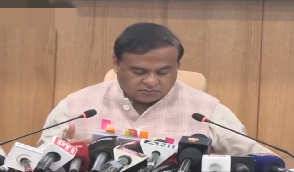 शनिवार को असम के मुख्यमंत्री डॉ हिमंत बिस्व सरमा राजधानी दिसपुर स्थित लोक सेवा भवन में संवाददाता सम्मेलन को संबोधित करते हुए। शनिवार को असम के मुख्यमंत्री डॉ हिमंत बिस्व सरमा राजधानी दिसपुर स्थित लोक सेवा भवन में संवाददाता सम्मेलन को संबोधित करते हुए।