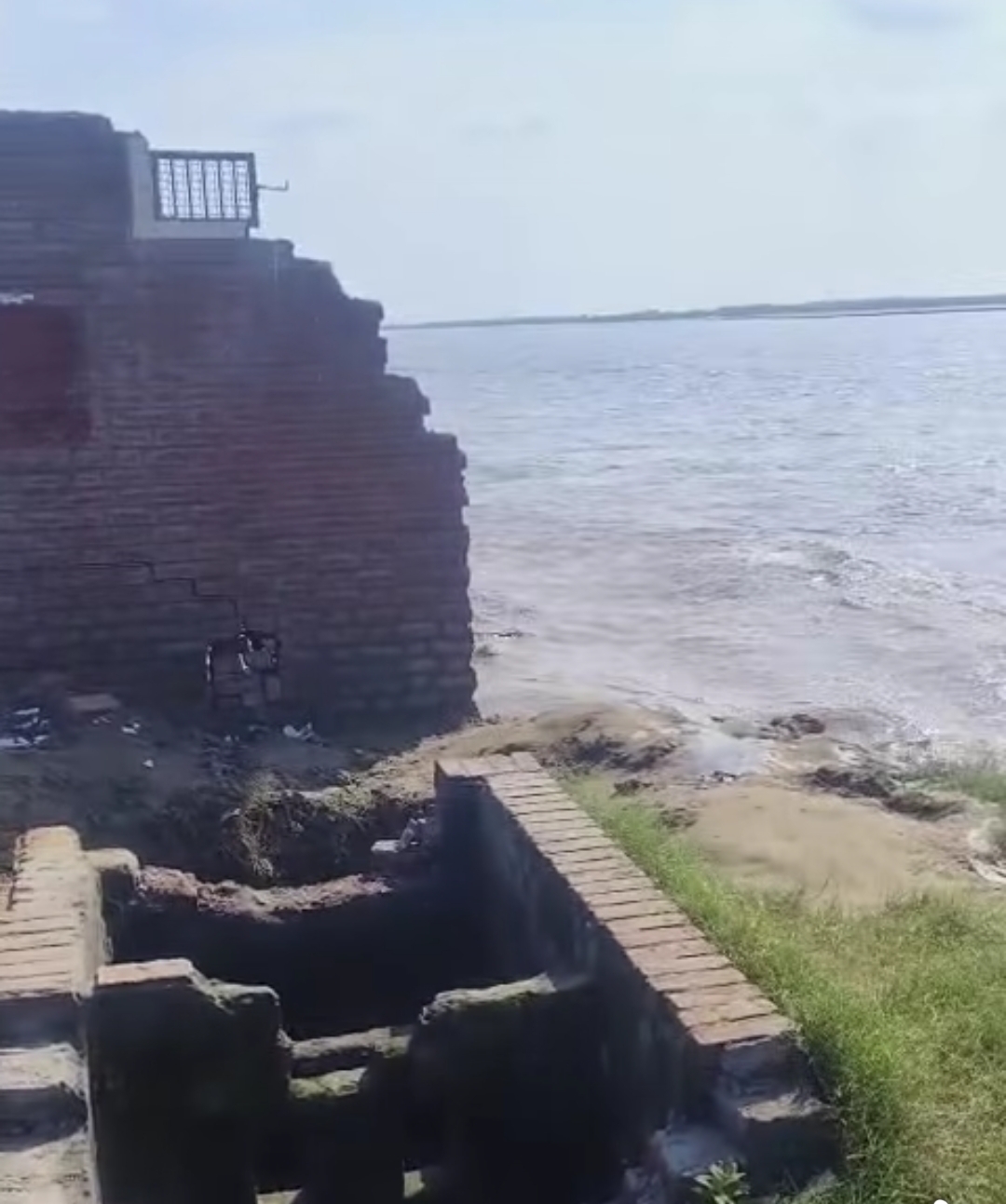 यमुना जल से गिरी नलकूप