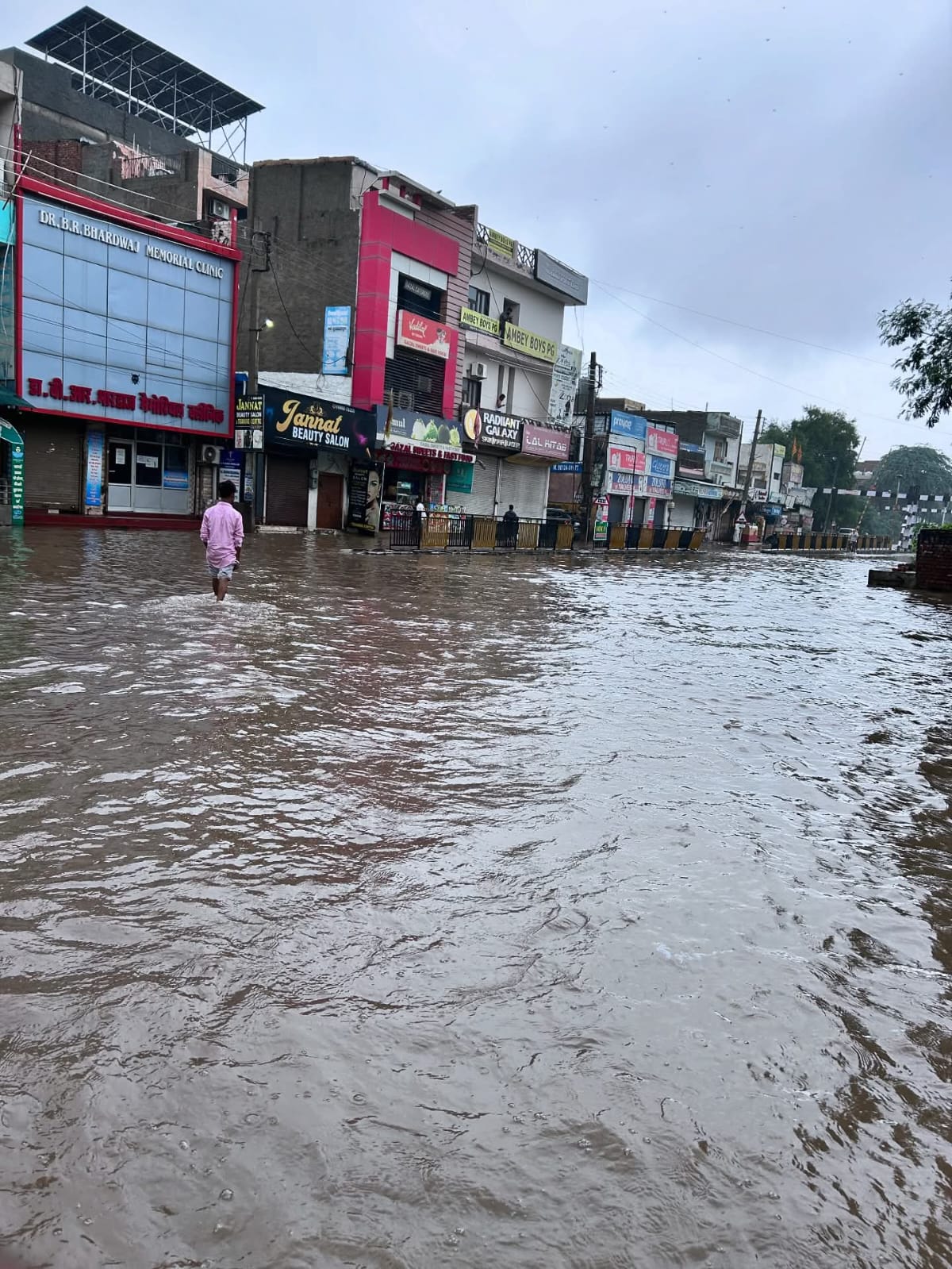शहर में जमा हुआ बरसाती पानी।