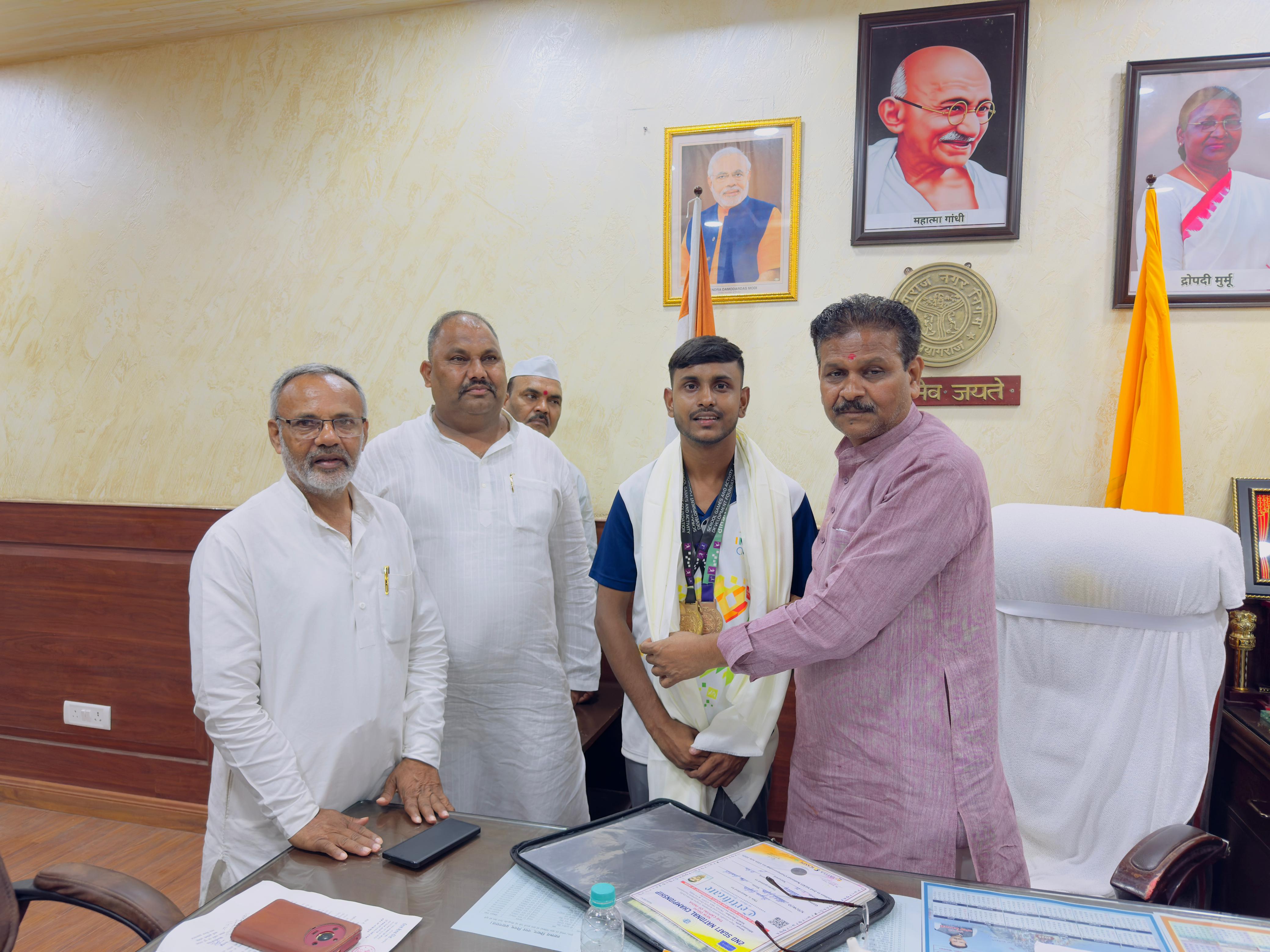 खिलाड़ी आर्यन के सम्मान कार्यक्रम के दौरान महापौर गणेश केसरवानी एवं पार्षदों का छाया चित्र खिलाड़ी आर्यन के सम्मान कार्यक्रम के दौरान महापौर गणेश केसरवानी एवं पार्षदों का छाया चित्र