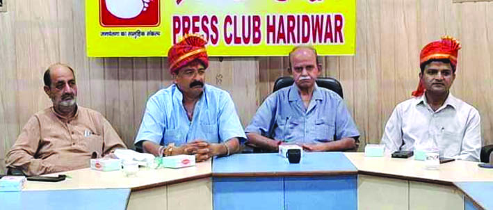 चुनाव के दौरान मंचासीन पदाधिकारी चुनाव के दौरान मंचासीन पदाधिकारी