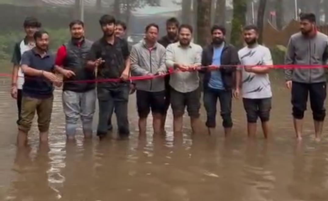 बरसाती पानी जमा होने से रिबन काटकर विरोध प्रदर्शन करते युवा कांग्रेस बरसाती पानी जमा होने से रिबन काटकर विरोध प्रदर्शन करते युवा कांग्रेस