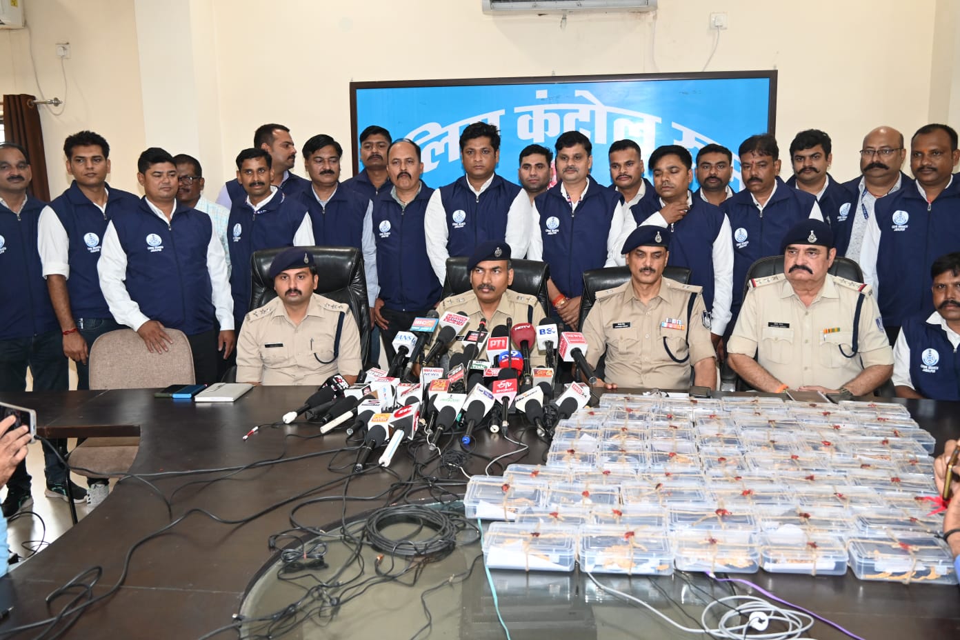 14 करोड़ के सोने की बैंक डकैती में दो डकैत गिरफ्तार, 3 किलो सोना बरामद 14 करोड़ के सोने की बैंक डकैती में दो डकैत गिरफ्तार, 3 किलो सोना बरामद