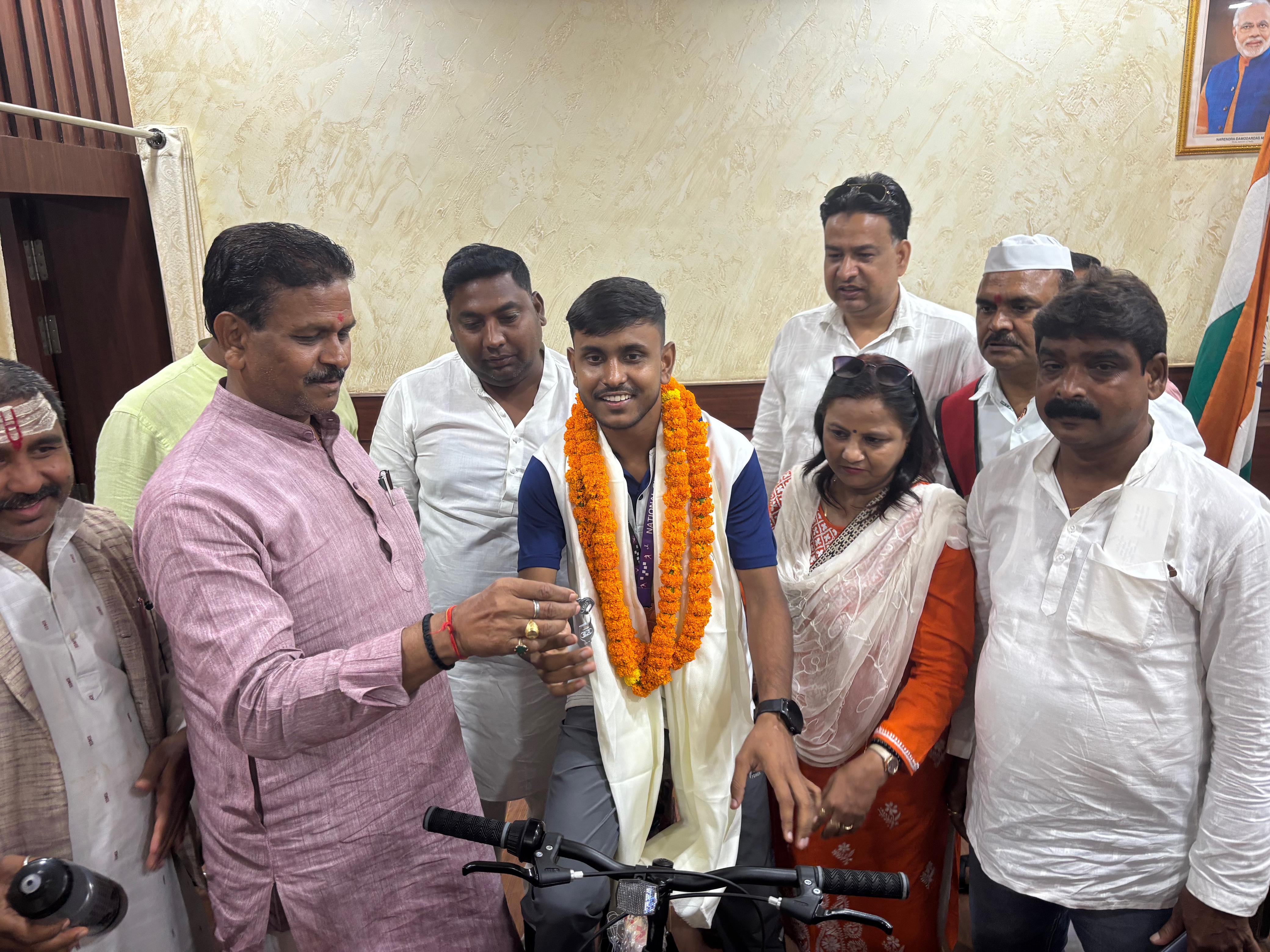 खिलाड़ी आर्यन के सम्मान कार्यक्रम के दौरान महापौर गणेश केसरवानी एवं पार्षदों का छाया चित्र खिलाड़ी आर्यन के सम्मान कार्यक्रम के दौरान महापौर गणेश केसरवानी एवं पार्षदों का छाया चित्र