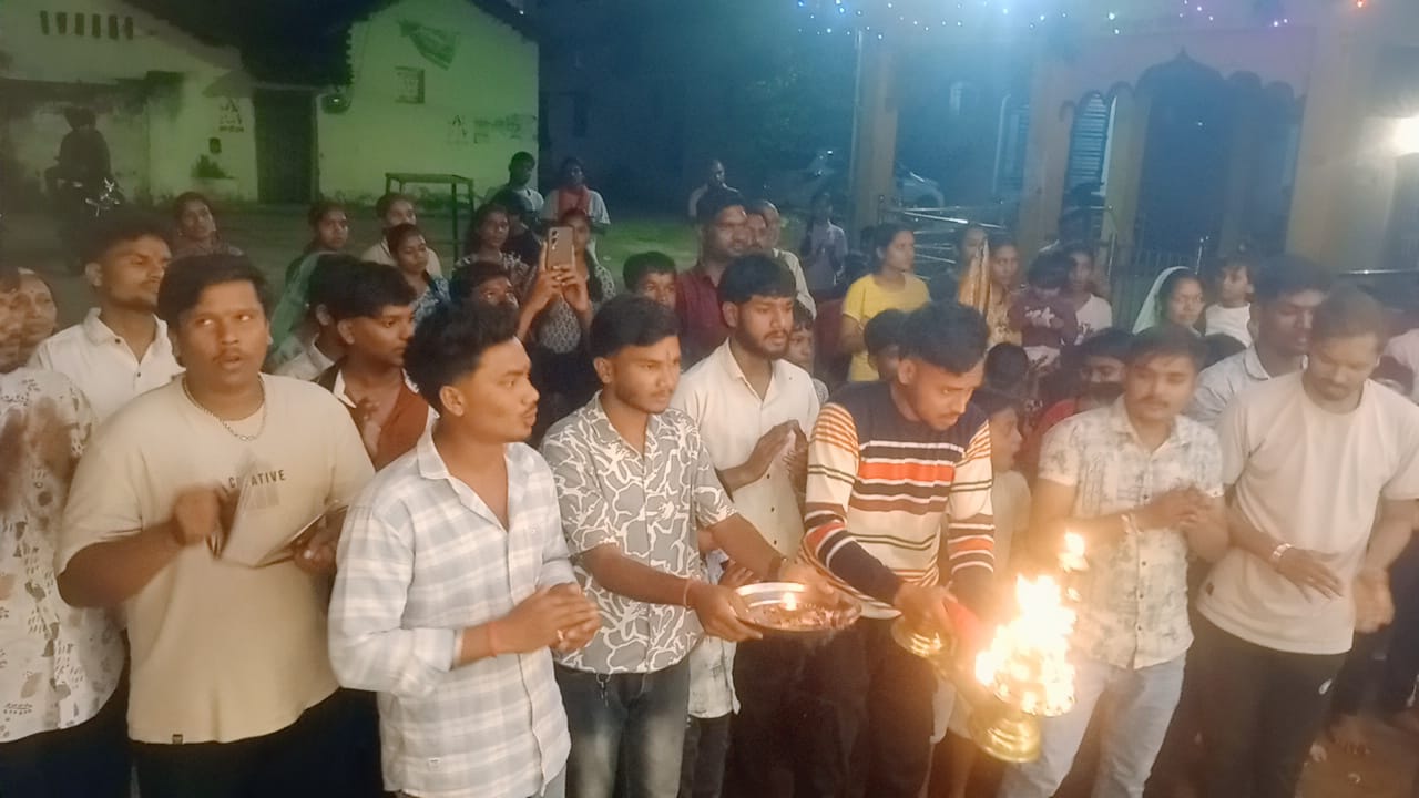 सामूहिक आरती करते हुए जय बावाजी गणेशोत्सव समिति के सदस्य। सामूहिक आरती करते हुए जय बावाजी गणेशोत्सव समिति के सदस्य।