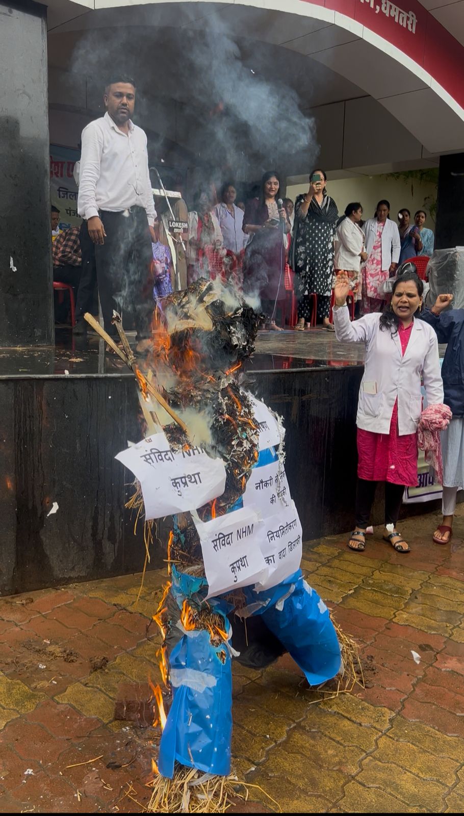 गांधी चौक के पास प्रदर्शन करते हुए कर्मचारी। गांधी चौक के पास प्रदर्शन करते हुए कर्मचारी।