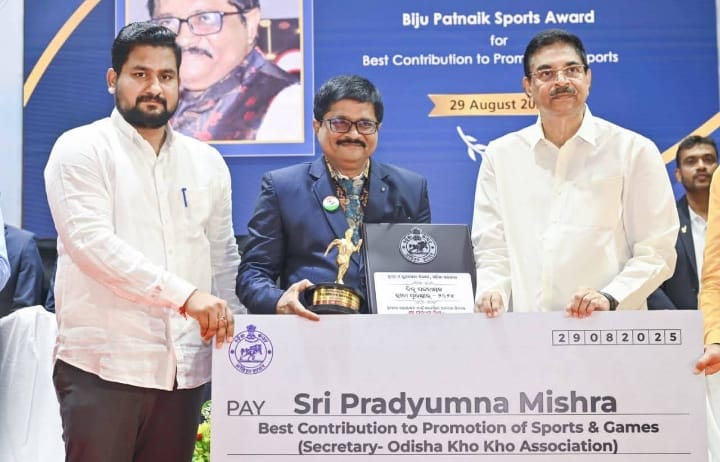 प्रद्युम्न मिश्रा पुरस्कार ग्रहण करते हुए