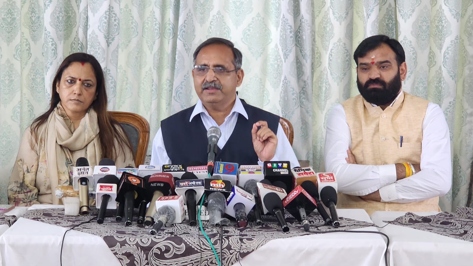 प्रेसवार्ता को सम्बोधित करते भाजपा नेता रणधीर शर्मा प्रेसवार्ता को सम्बोधित करते भाजपा नेता रणधीर शर्मा