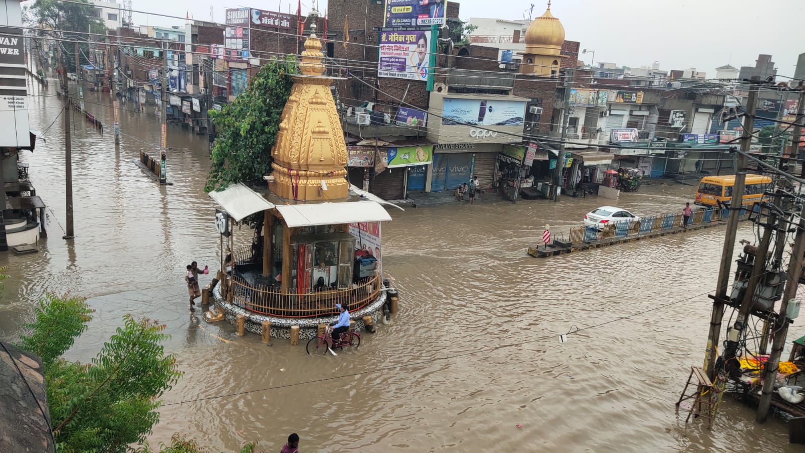 सिरसा शहर में जमा हुआ बरसाती पानी।