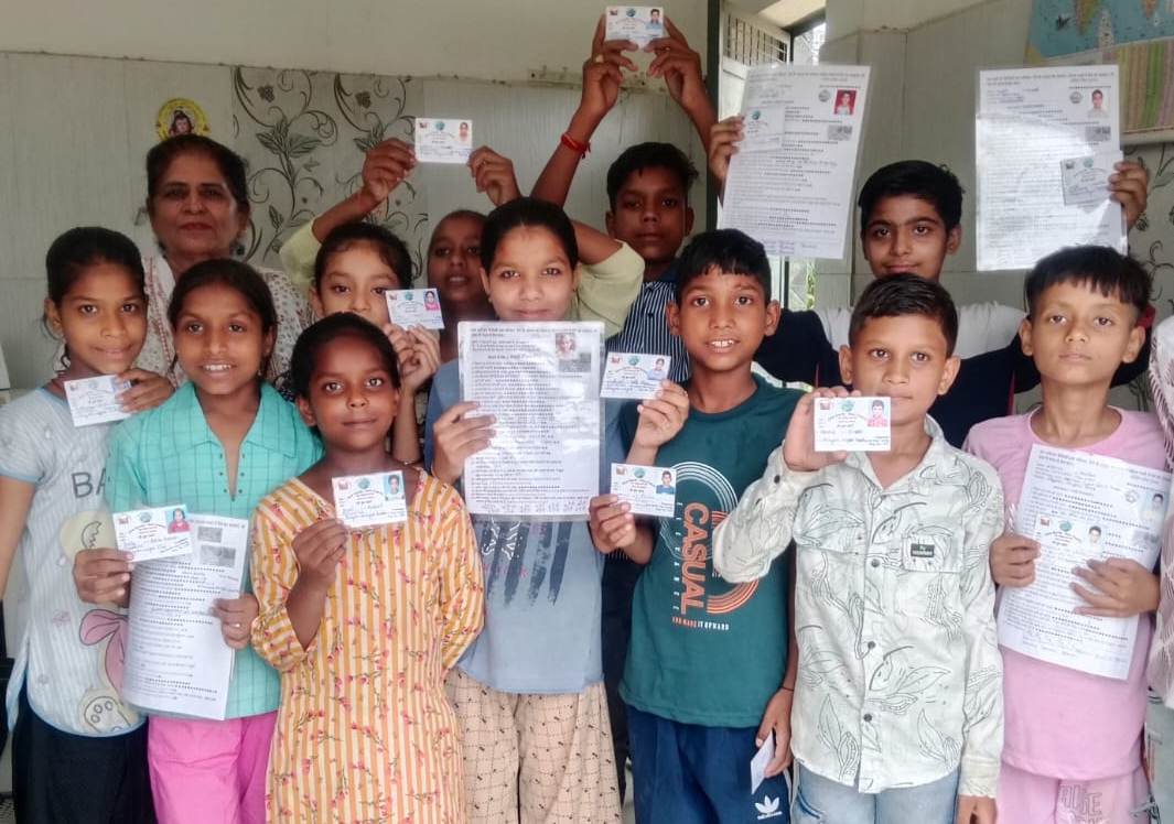 पहचान पत्र और प्रमाण पत्र दिखाते बच्चे।