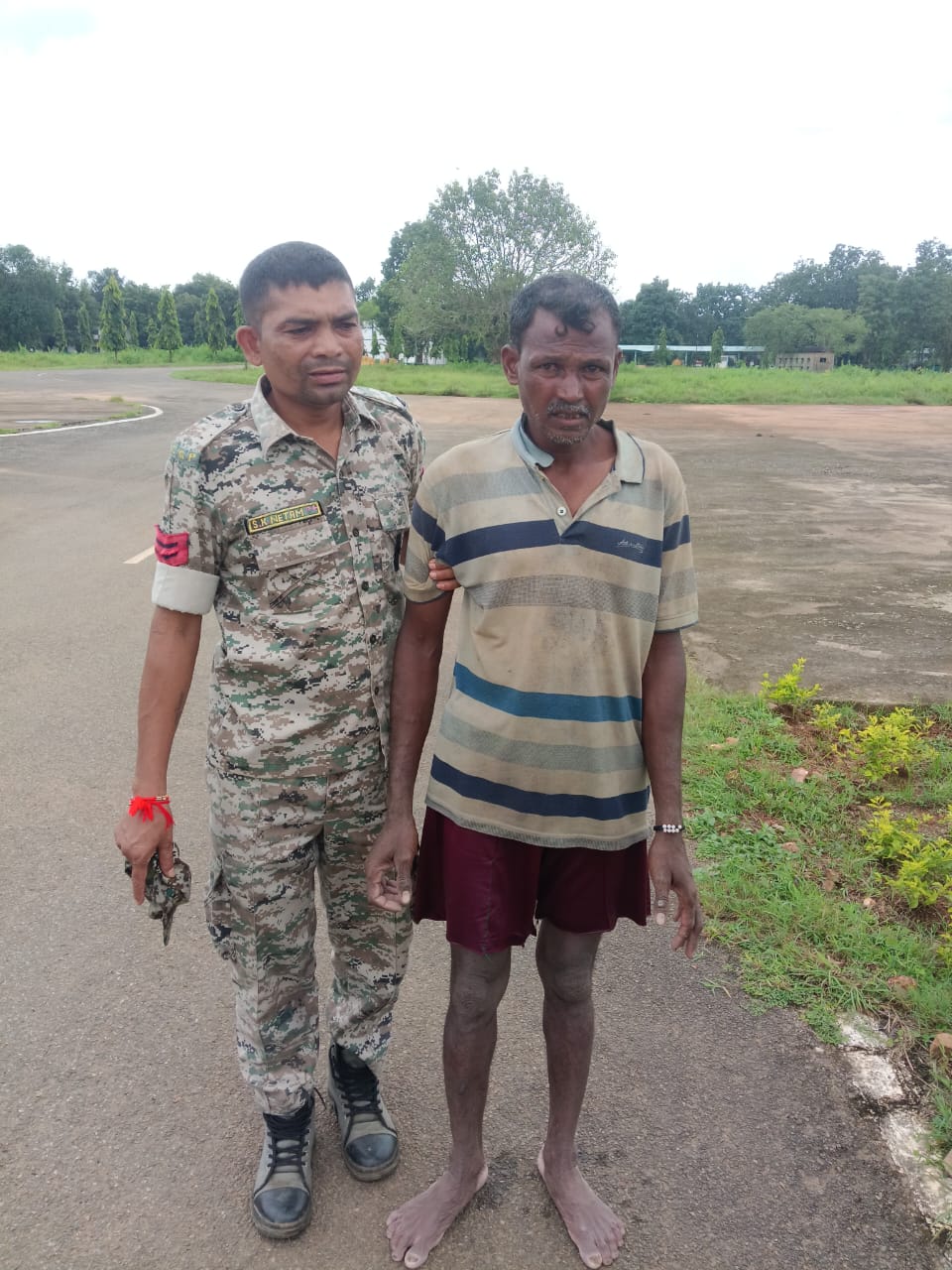 सुकमा: 16 घंटे से शबरी नदी में फंसे व्यक्ति को भारतीय वायुसेना व जिला प्रशासन ने सुरक्षित निकाला सुकमा: 16 घंटे से शबरी नदी में फंसे व्यक्ति को भारतीय वायुसेना व जिला प्रशासन ने सुरक्षित निकाला