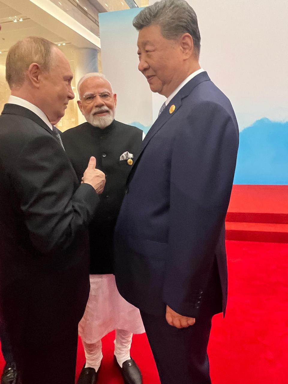 प्रधानमंत्री मोदी चीन के राष्ट्रपति और पुतिन एक साथ प्रधानमंत्री मोदी चीन के राष्ट्रपति और पुतिन एक साथ