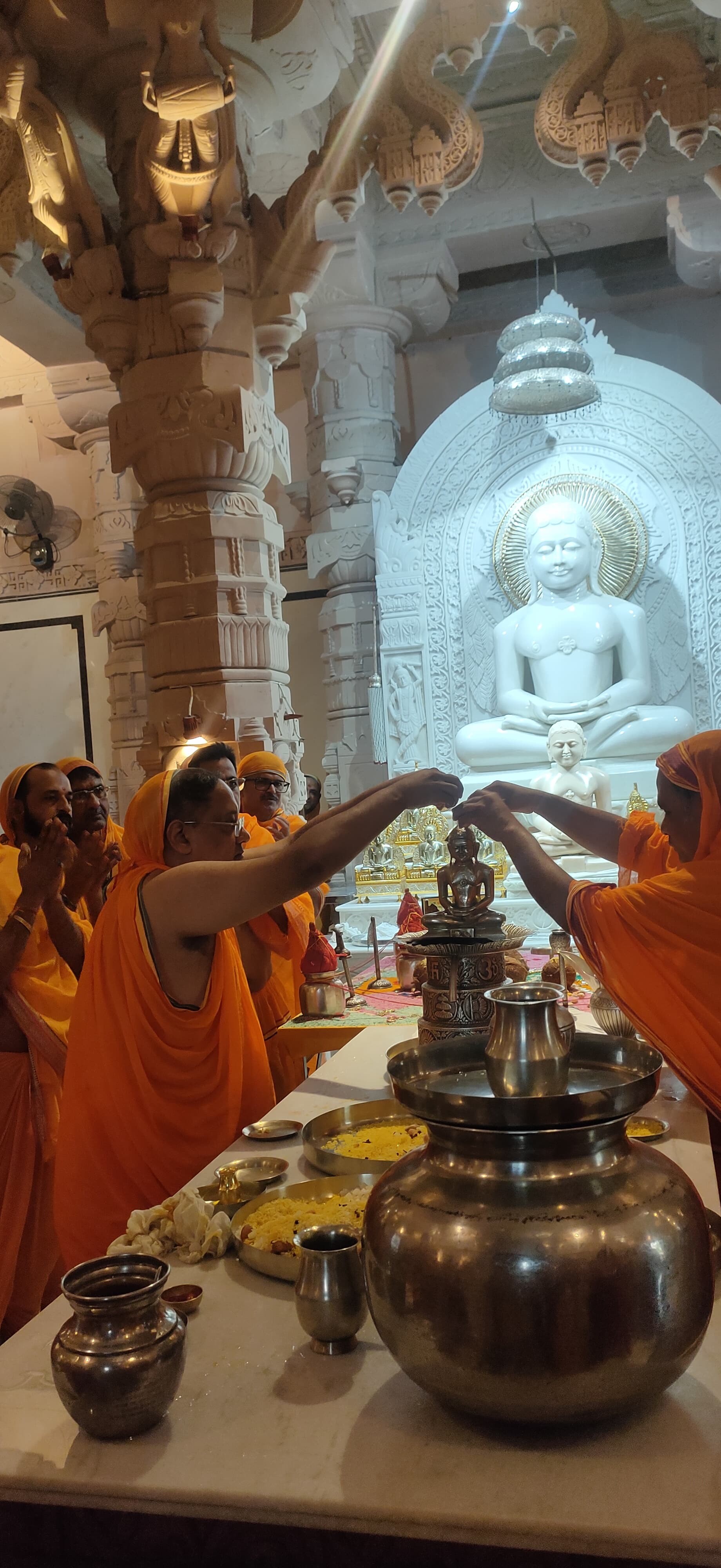 पूजा करते श्रद्धालु पूजा करते श्रद्धालु
