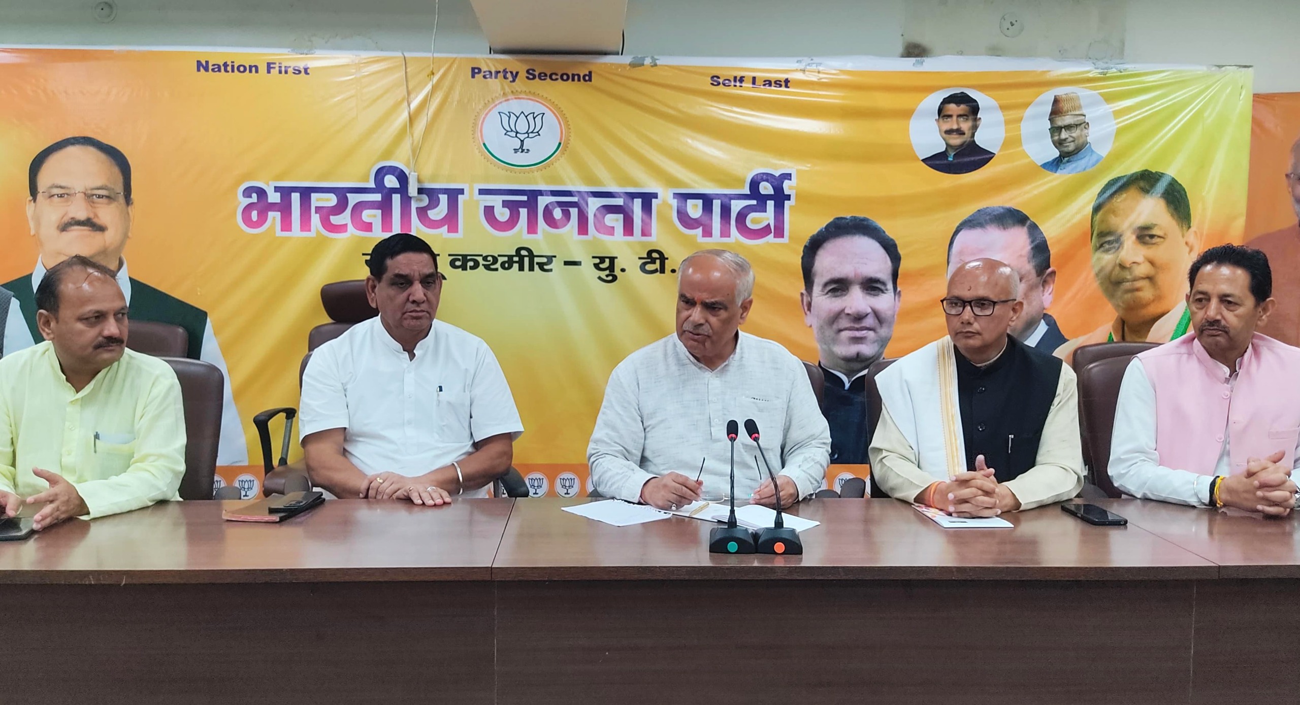 भाजपा ने पूर्व पार्षदों और जम्मू नगर निगम के चुनाव लड़ चुके उम्मीदवारों के साथ बैठक की, जमीनी स्तर पर राहत कार्यों पर ज़ोर दिया भाजपा ने पूर्व पार्षदों और जम्मू नगर निगम के चुनाव लड़ चुके उम्मीदवारों के साथ बैठक की, जमीनी स्तर पर राहत कार्यों पर ज़ोर दिया